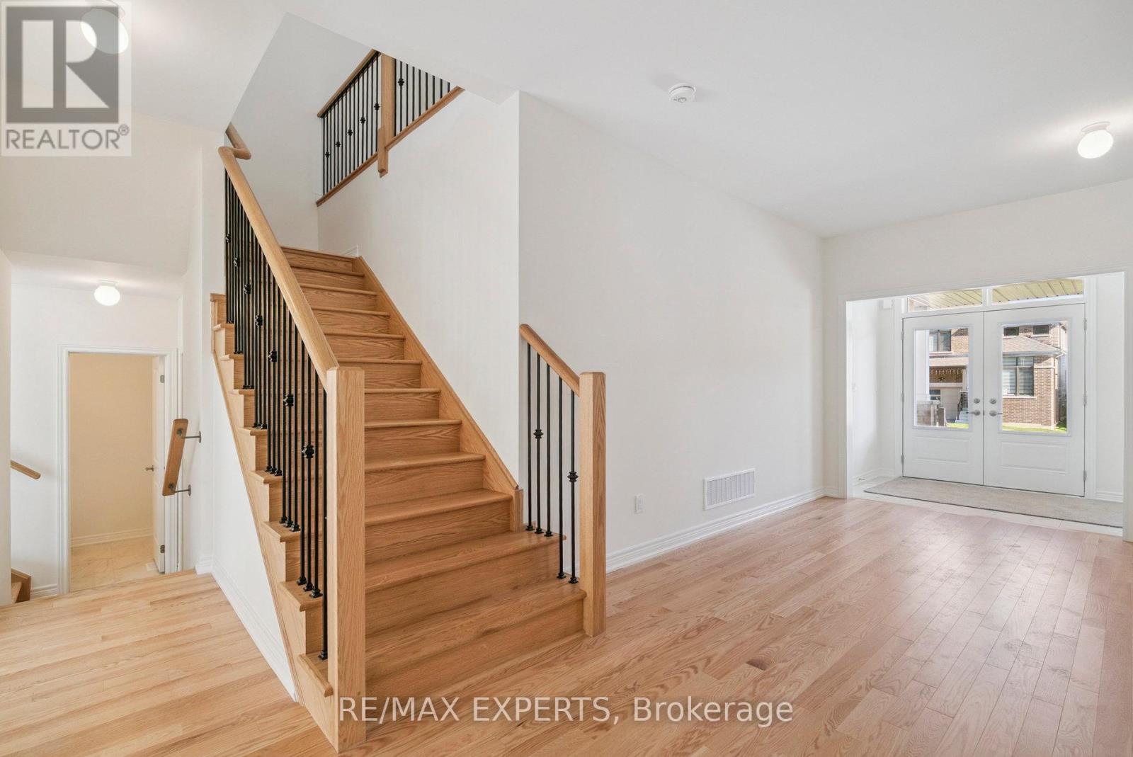 1430 Davis Loop Circle, Innisfil, Ontario  L0L 1W0 - Photo 9 - N12340694