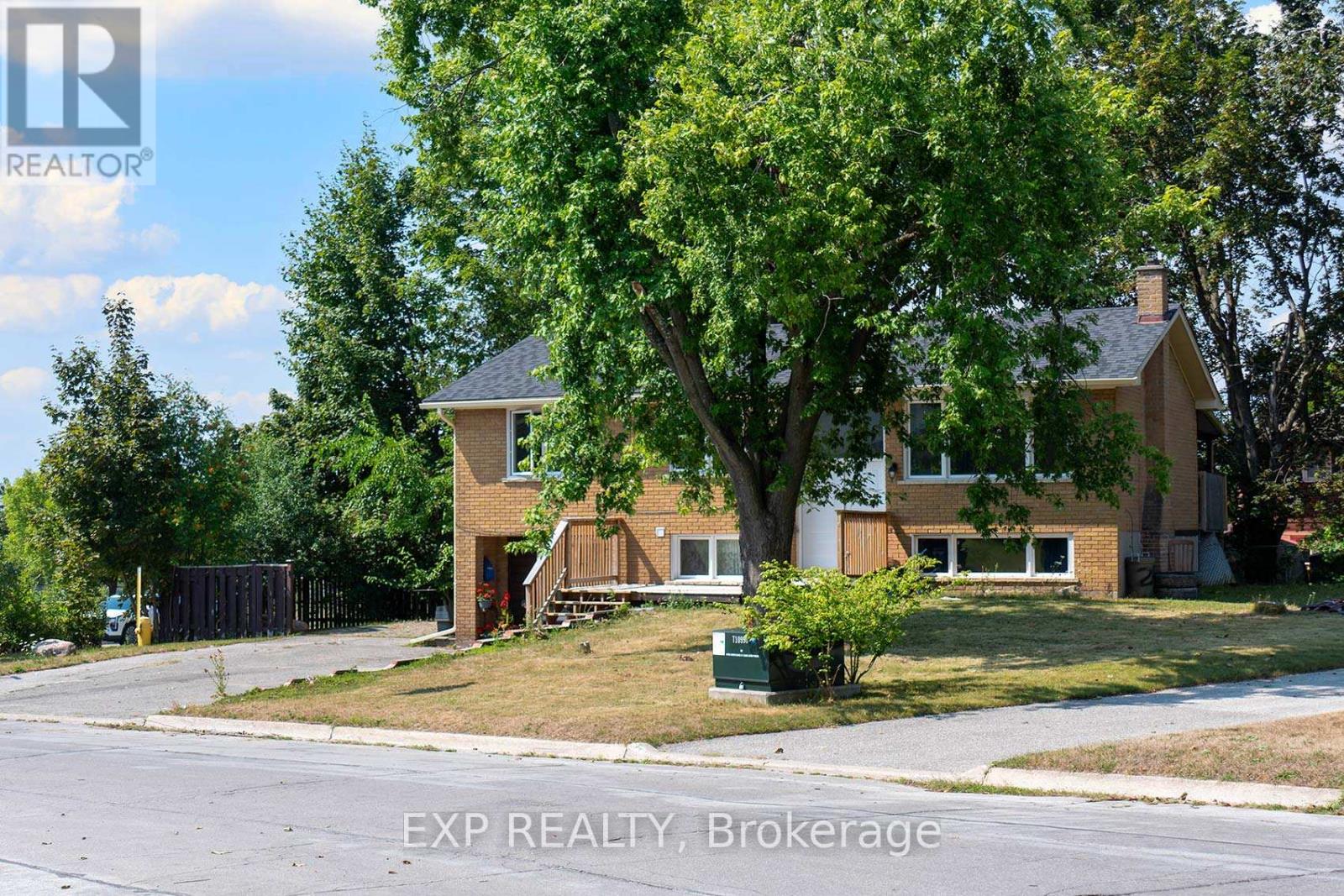 2 Roslyn Road, Barrie, Ontario  L4M 2X6 - Photo 1 - S12340708