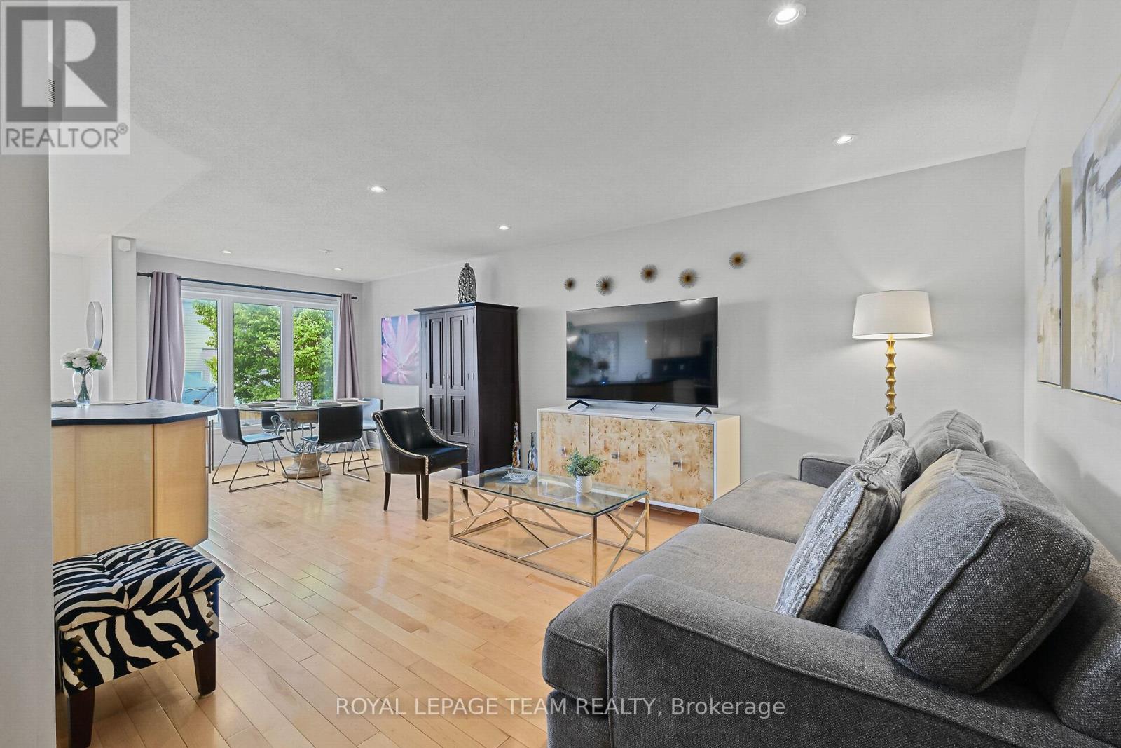 Property at 2072 DUNOLLIE CRESCENT image 3