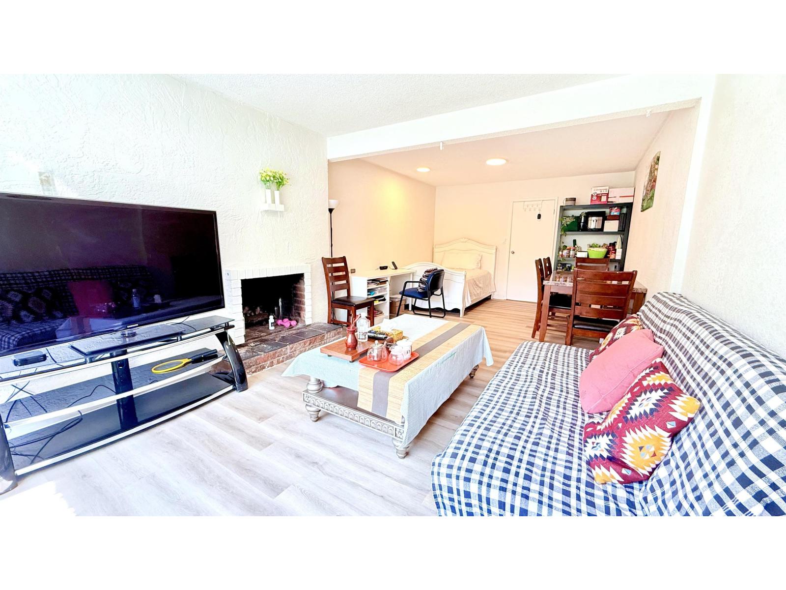 Property at 20763 39A AVENUE image 5