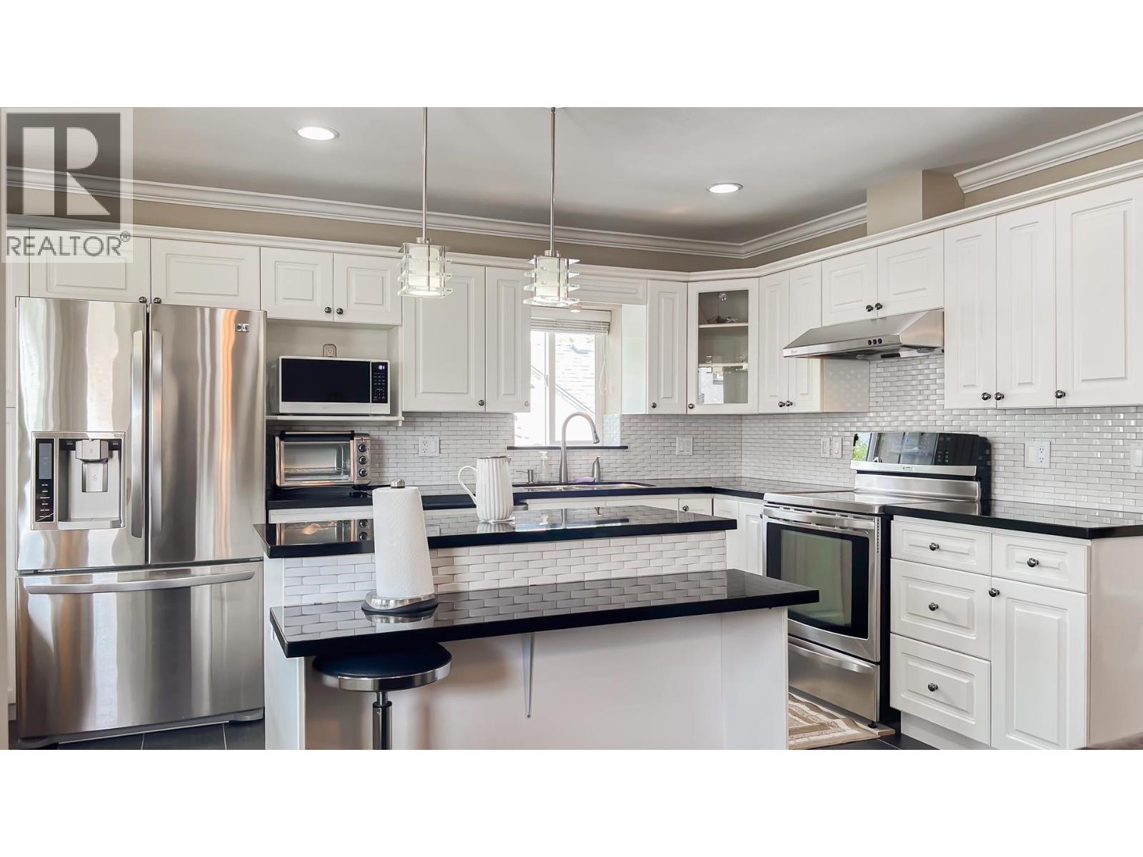 2041 Edinburgh Street, New Westminster, British Columbia V3M 2X7 - Photo 1 - R3036568