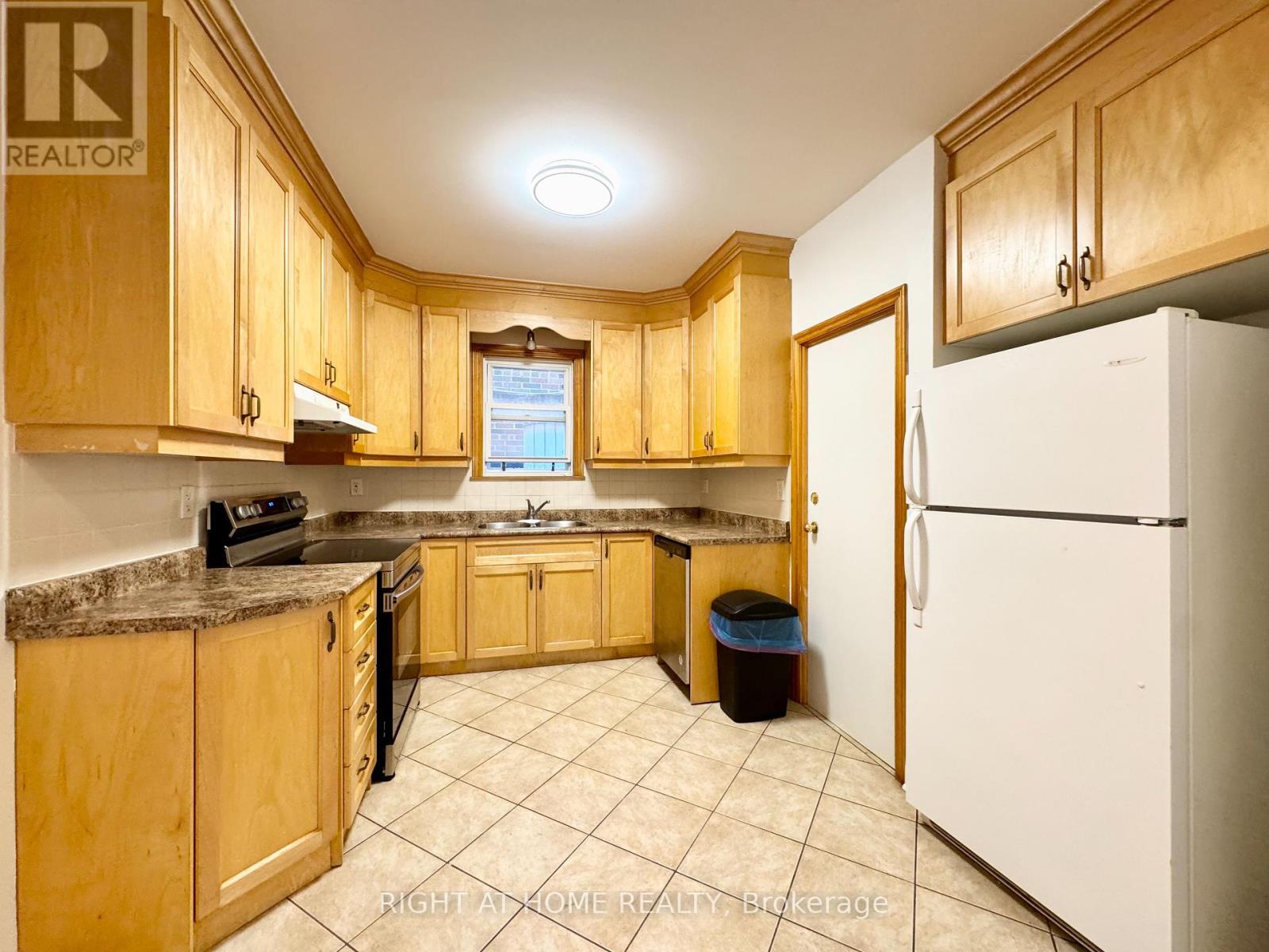 Main Apartment - 1198 Avenue Road, Toronto, Ontario  M5N 2G1 - Photo 19 - C12319398