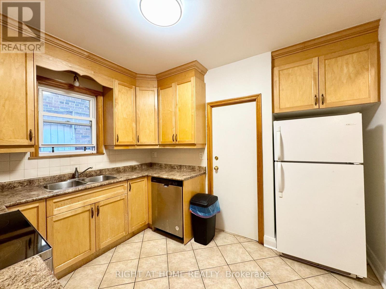 Main Apartment - 1198 Avenue Road, Toronto, Ontario  M5N 2G1 - Photo 22 - C12319398