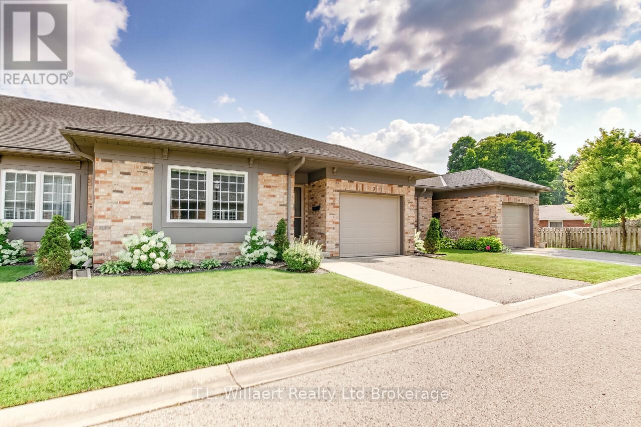 Unit 4 - 7-105 King Street, Tillsonburg, Ontario  N4G 5V1 - Photo 2 - X12338908
