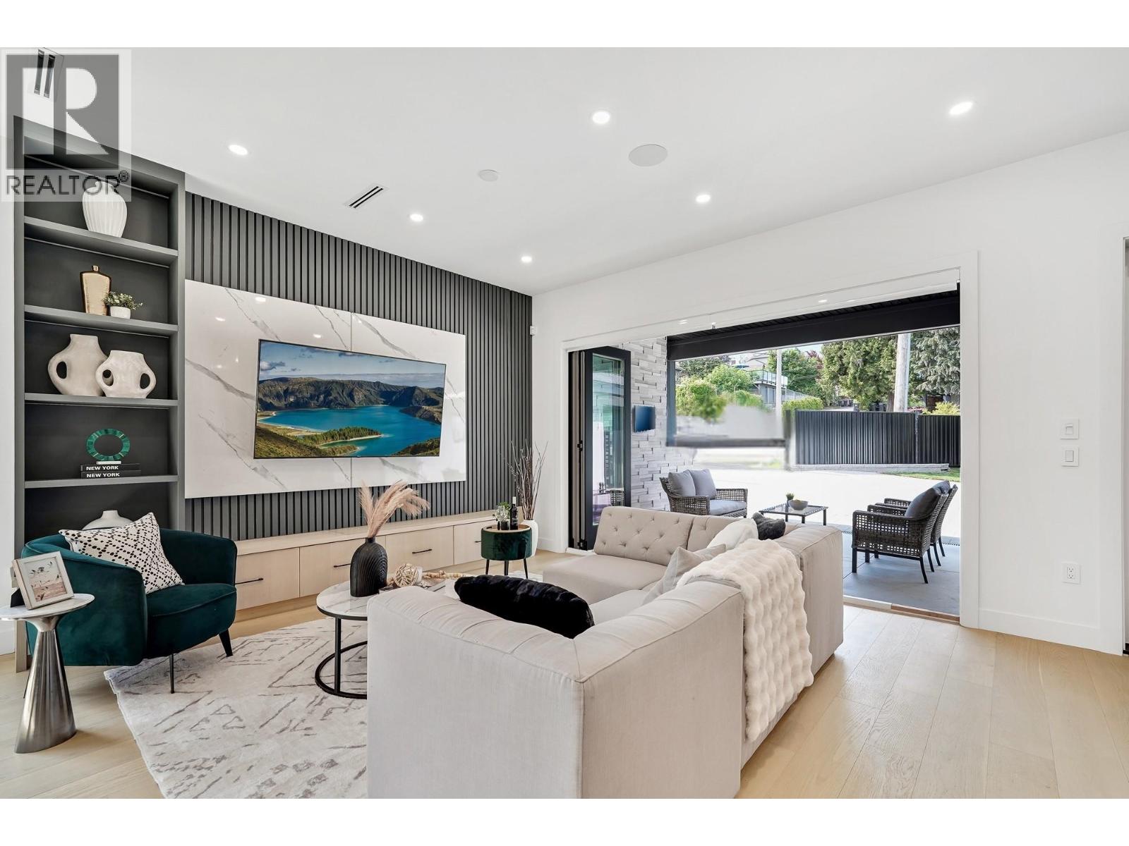 Property at 411 E EIGHTH AVENUE image 3