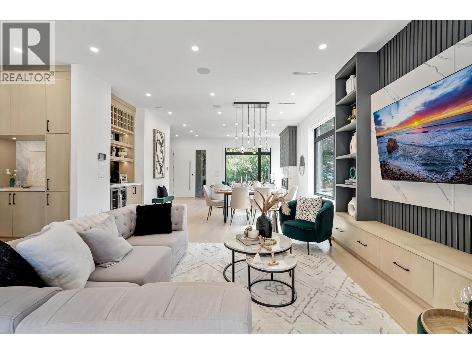 Property at 411 E EIGHTH AVENUE image 4