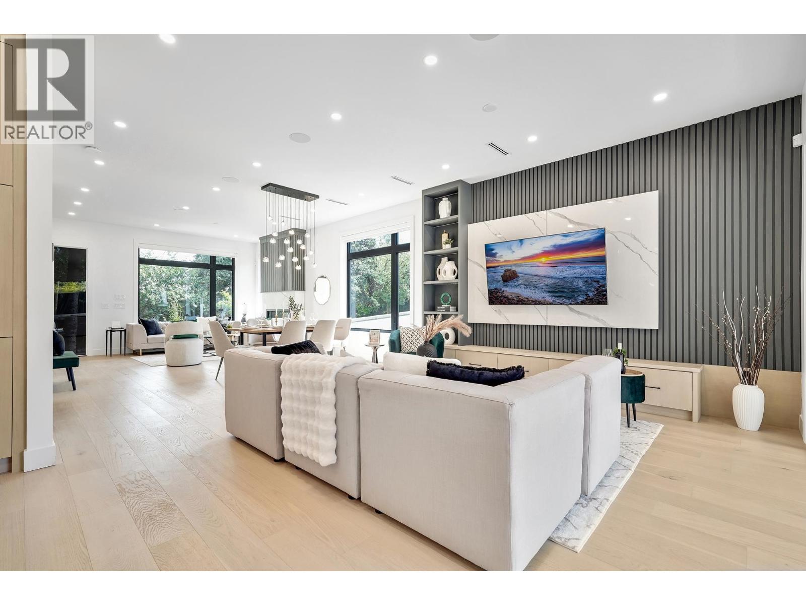 Property at 411 E EIGHTH AVENUE image 5