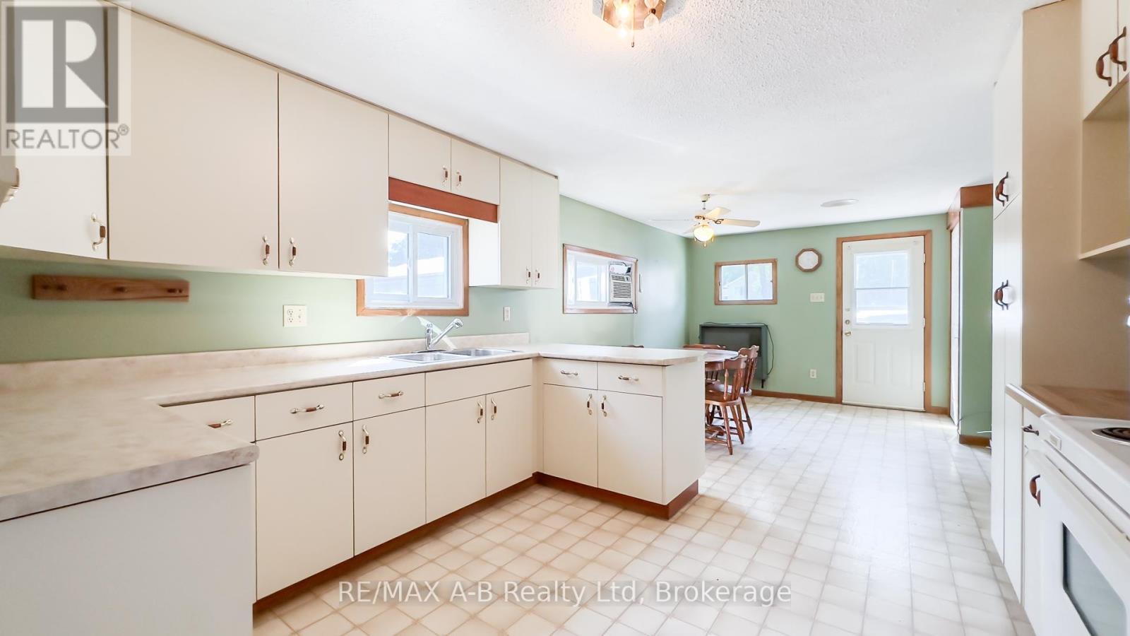 34338 Denfield Road, Lucan Biddulph, Ontario  N0M 2J0 - Photo 10 - X12340940