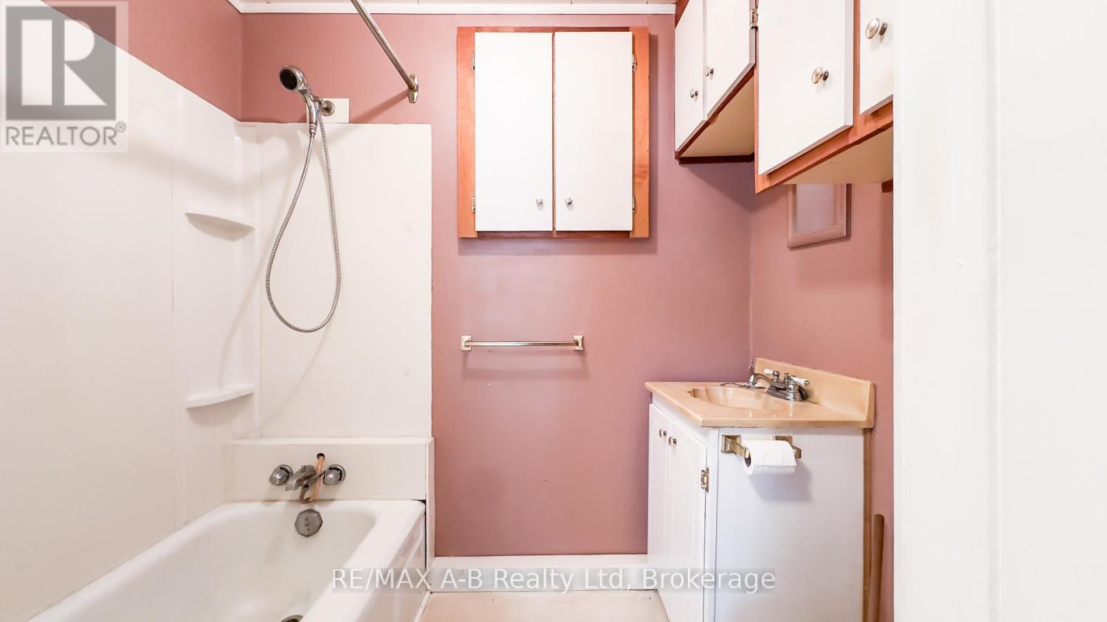 34338 Denfield Road, Lucan Biddulph, Ontario  N0M 2J0 - Photo 28 - X12340940