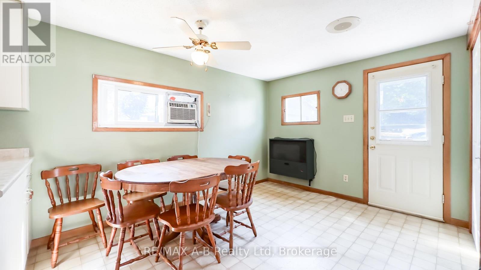34338 Denfield Road, Lucan Biddulph, Ontario  N0M 2J0 - Photo 6 - X12340940