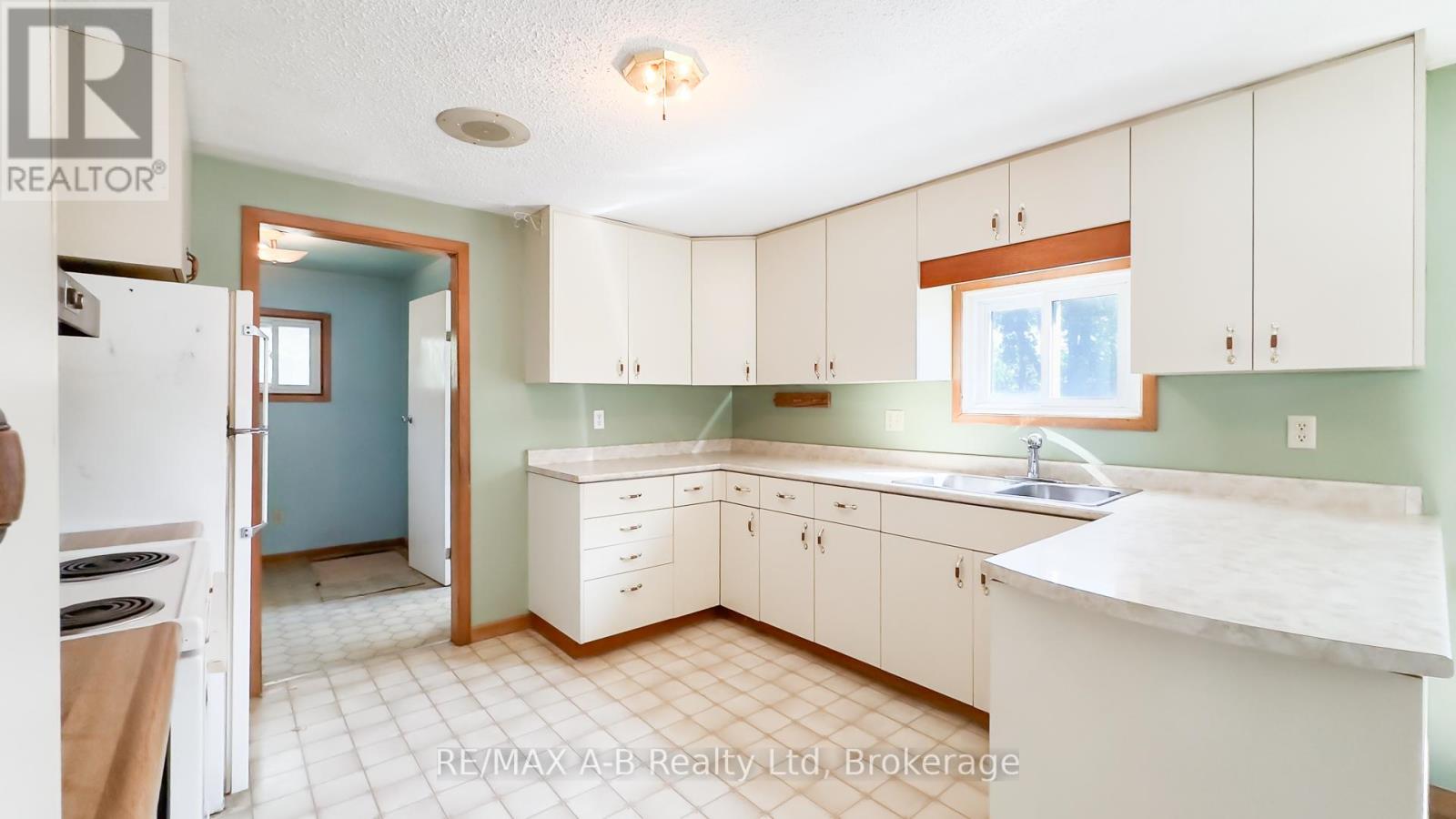 34338 Denfield Road, Lucan Biddulph, Ontario  N0M 2J0 - Photo 7 - X12340940