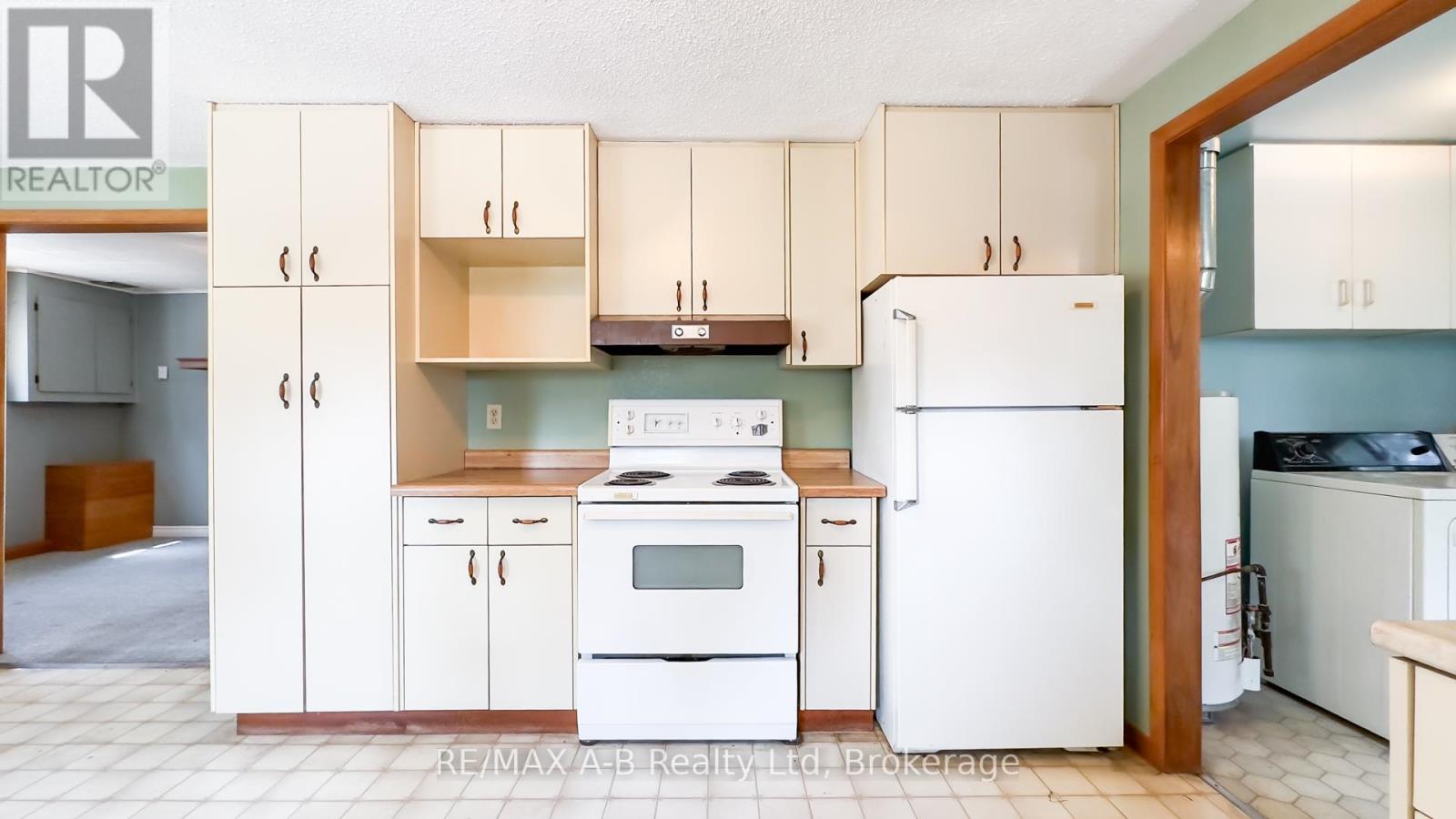 34338 Denfield Road, Lucan Biddulph, Ontario  N0M 2J0 - Photo 9 - X12340940