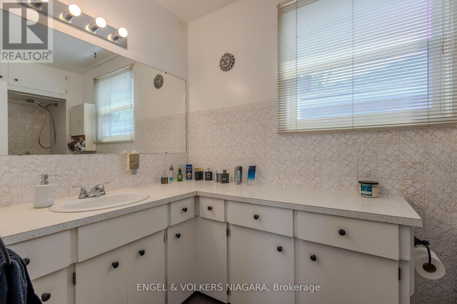 61 Hamilton Street E, St. Catharines, Ontario  L2S 1K8 - Photo 6 - X12340999