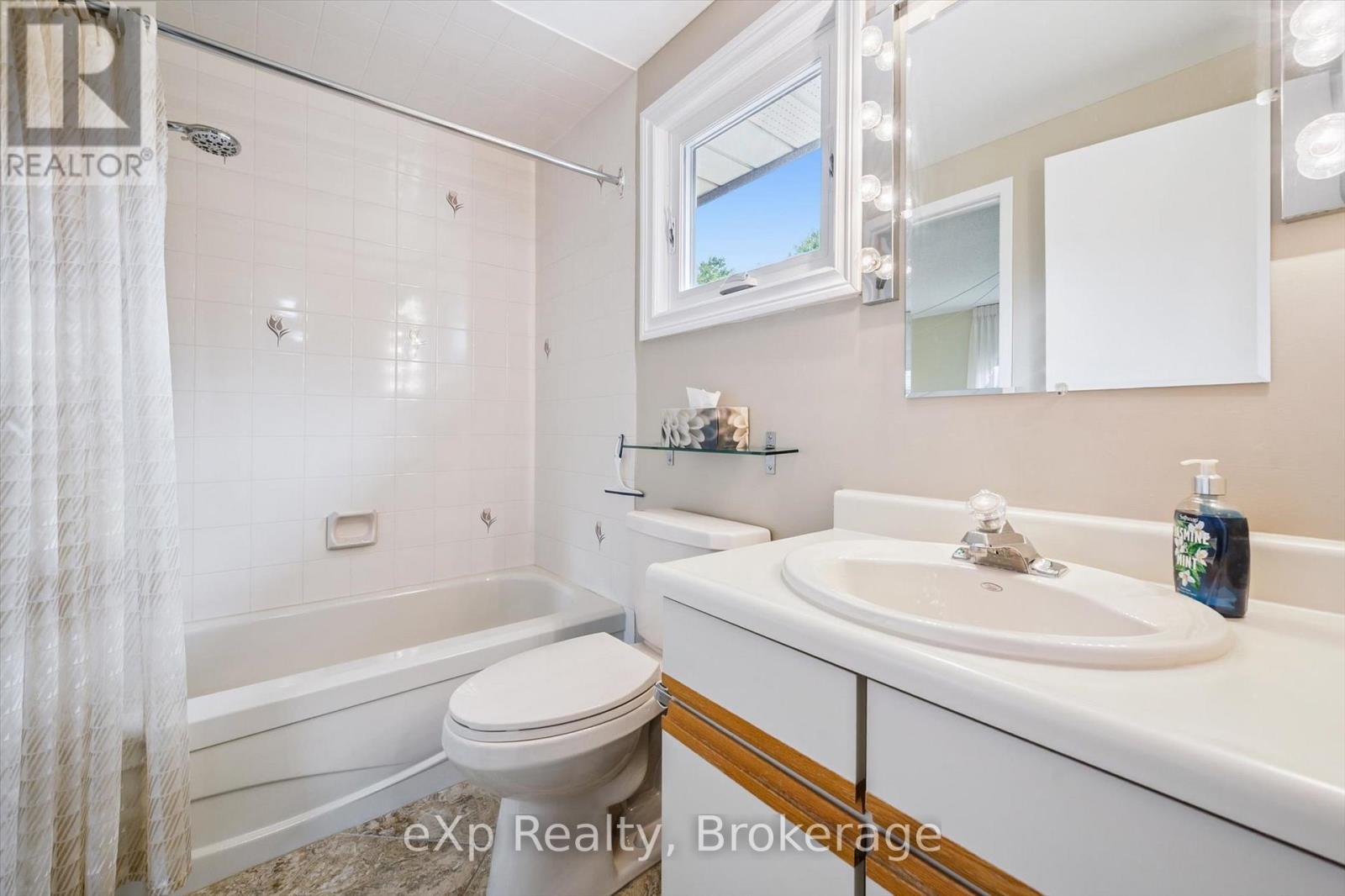 8 Aspen Valley Crescent, Guelph, Ontario  N1G 3Z8 - Photo 16 - X12341141