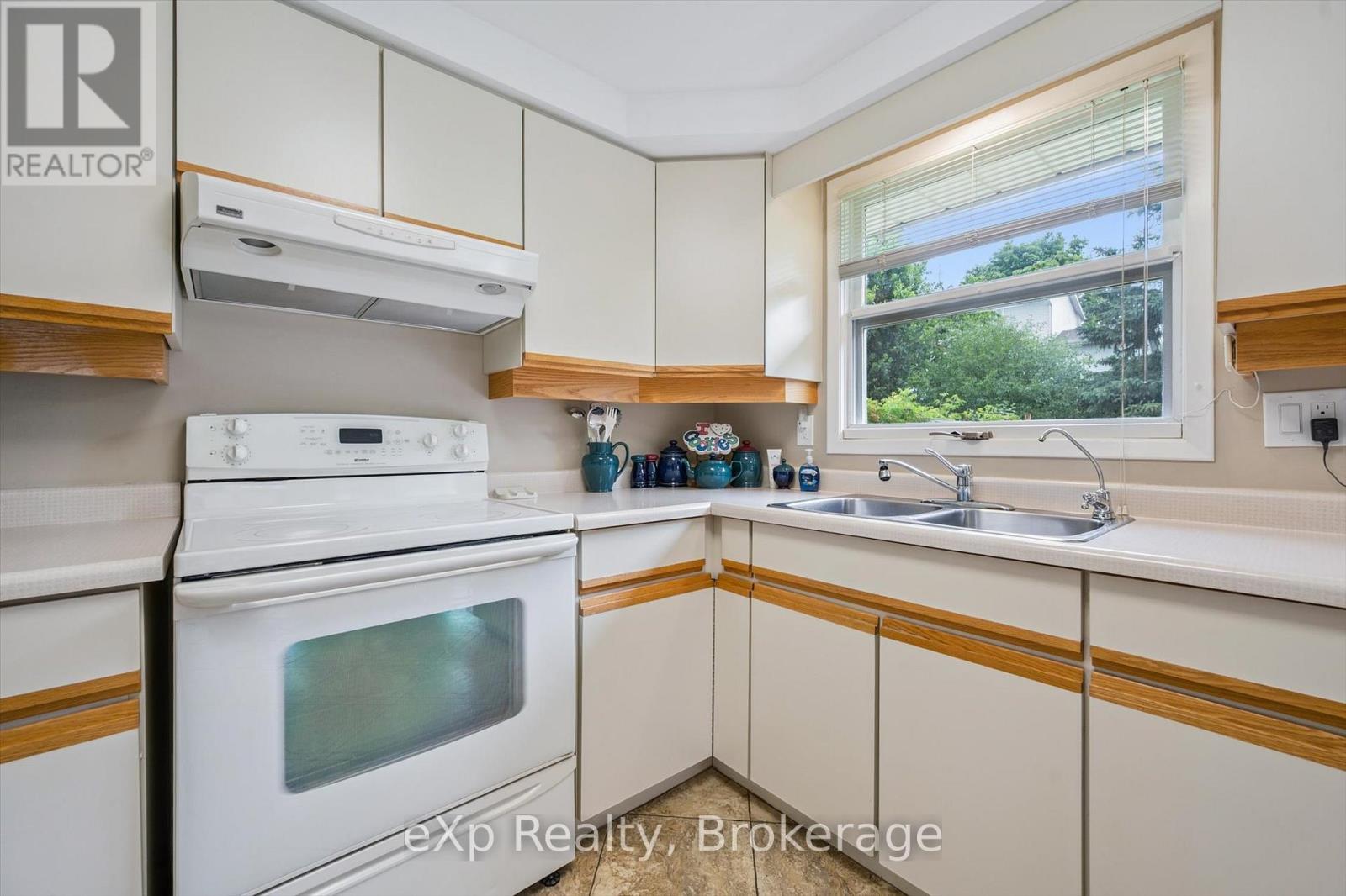 8 Aspen Valley Crescent, Guelph, Ontario  N1G 3Z8 - Photo 6 - X12341141