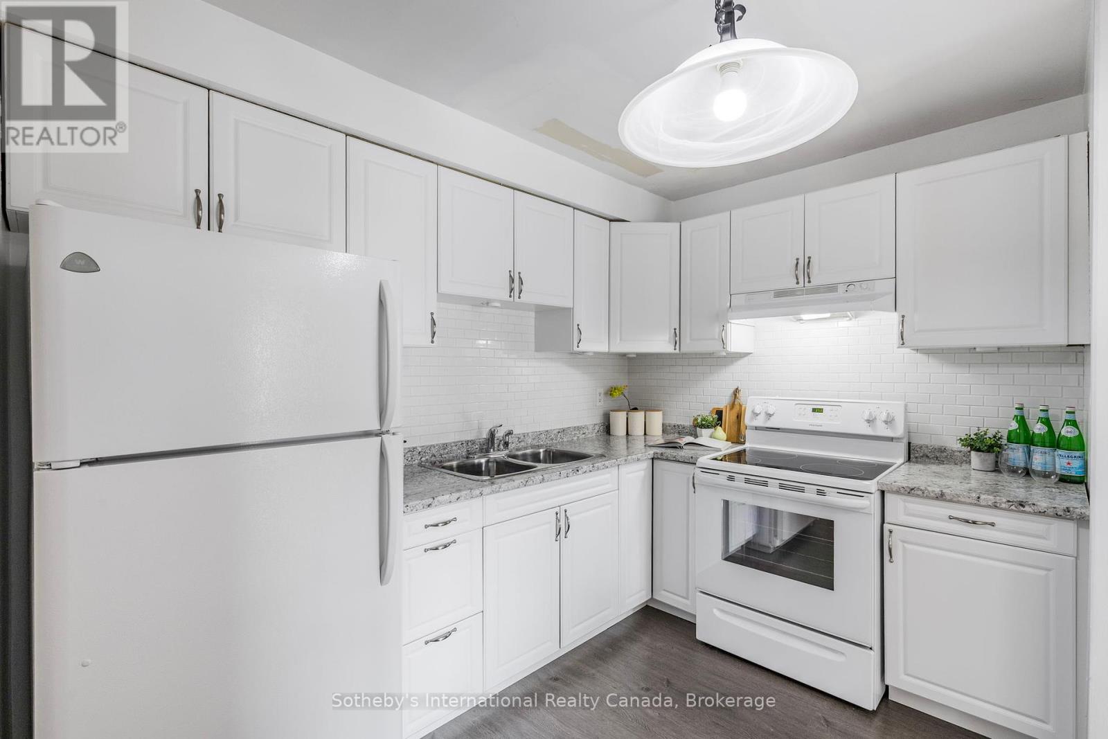 26 Christie Crescent, Barrie, Ontario  L4N 4W8 - Photo 7 - S12208948