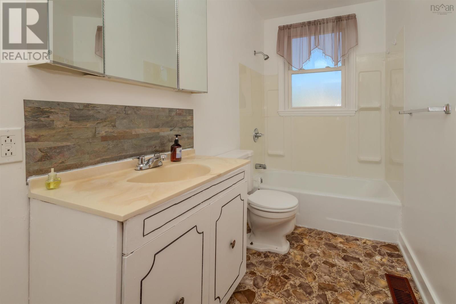 186 Cabot Street, Sydney, Nova Scotia  B1P 4E3 - Photo 16 - 202512352