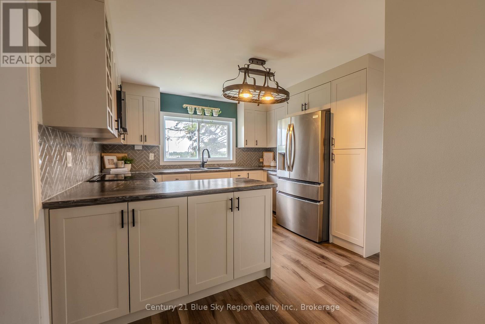 Property at 500 COLLINS DRIVE image 4