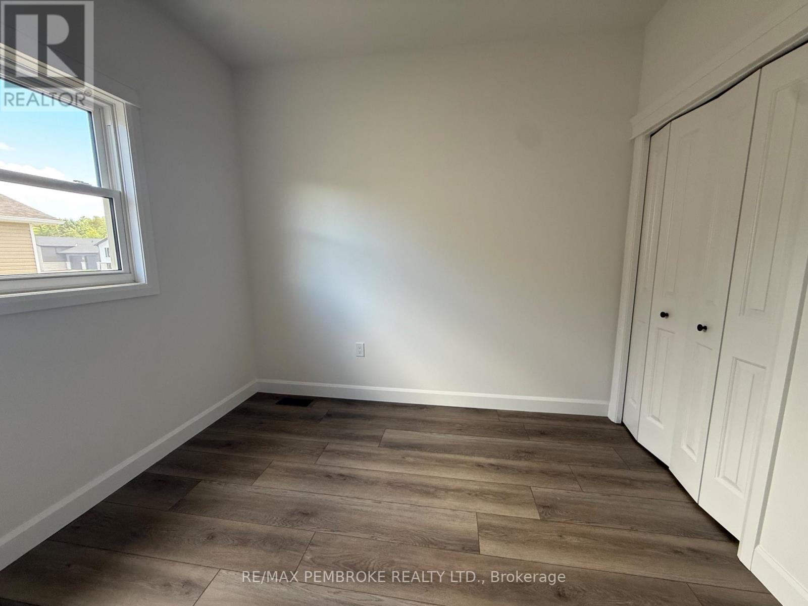 14 Durant Street, Petawawa, Ontario  K8H 0G2 - Photo 12 - X12341248