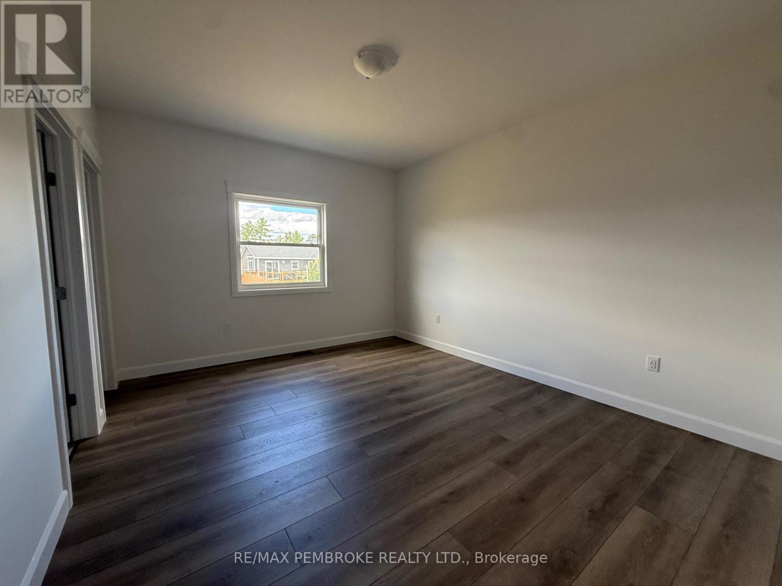 14 Durant Street, Petawawa, Ontario  K8H 0G2 - Photo 13 - X12341248