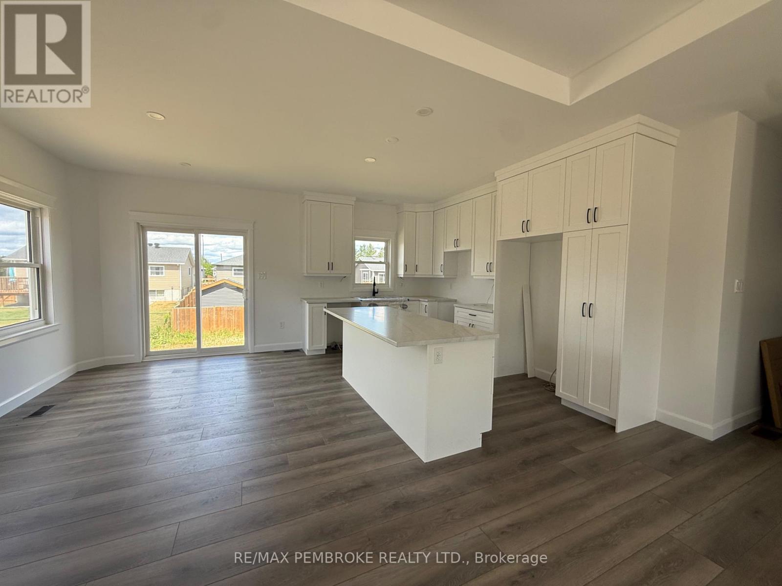 14 Durant Street, Petawawa, Ontario  K8H 0G2 - Photo 4 - X12341248