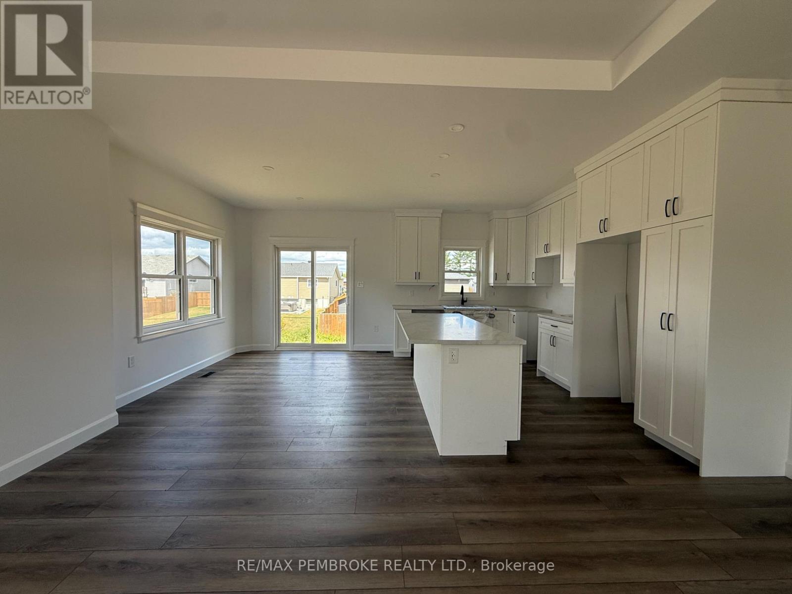 14 Durant Street, Petawawa, Ontario  K8H 0G2 - Photo 5 - X12341248