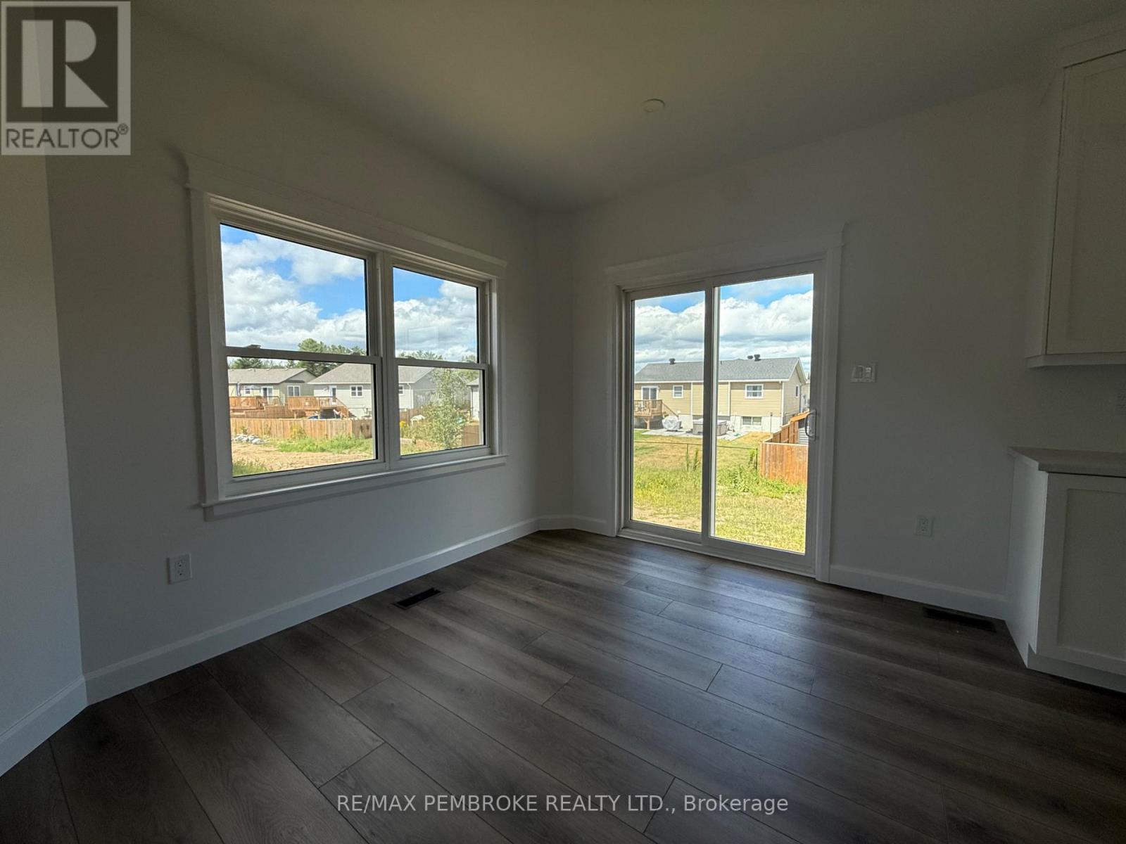 14 Durant Street, Petawawa, Ontario  K8H 0G2 - Photo 9 - X12341248