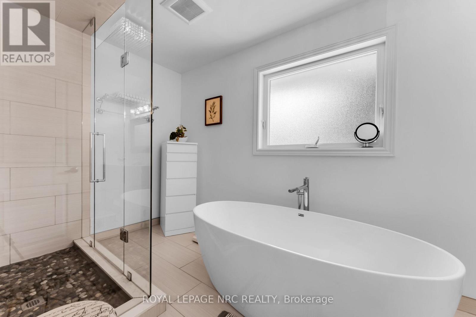 2435 Dorchester Road, Niagara Falls, Ontario  L2J 2Y9 - Photo 14 - X12341218
