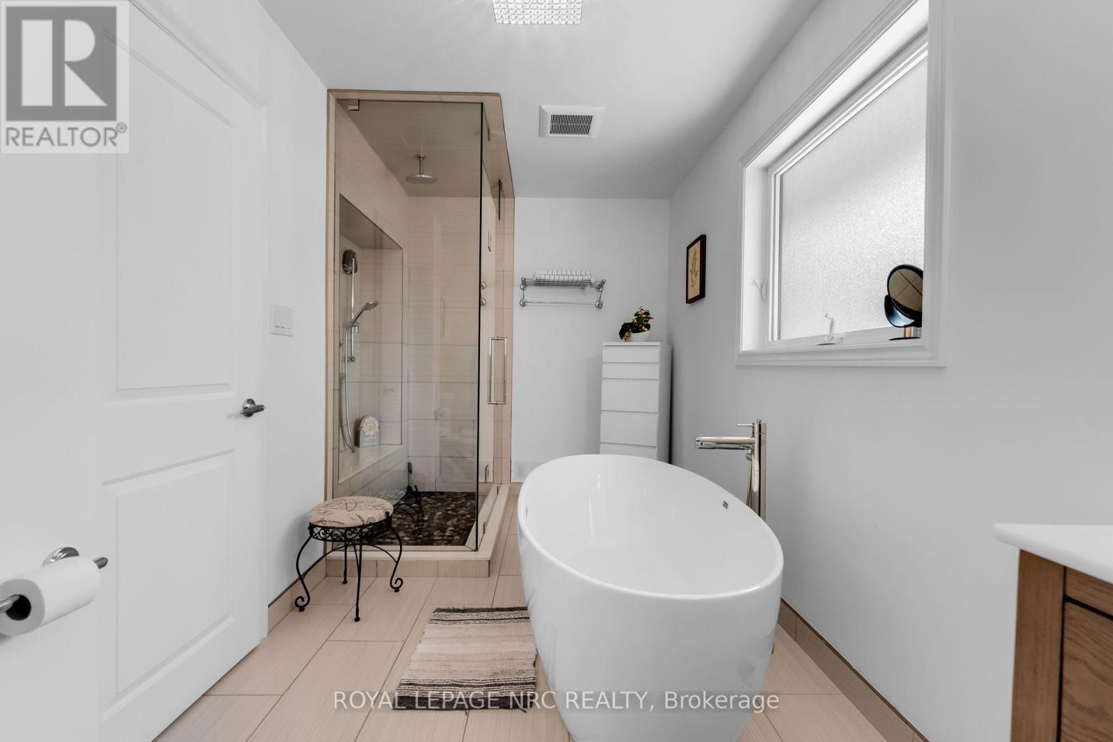 2435 Dorchester Road, Niagara Falls, Ontario  L2J 2Y9 - Photo 15 - X12341218