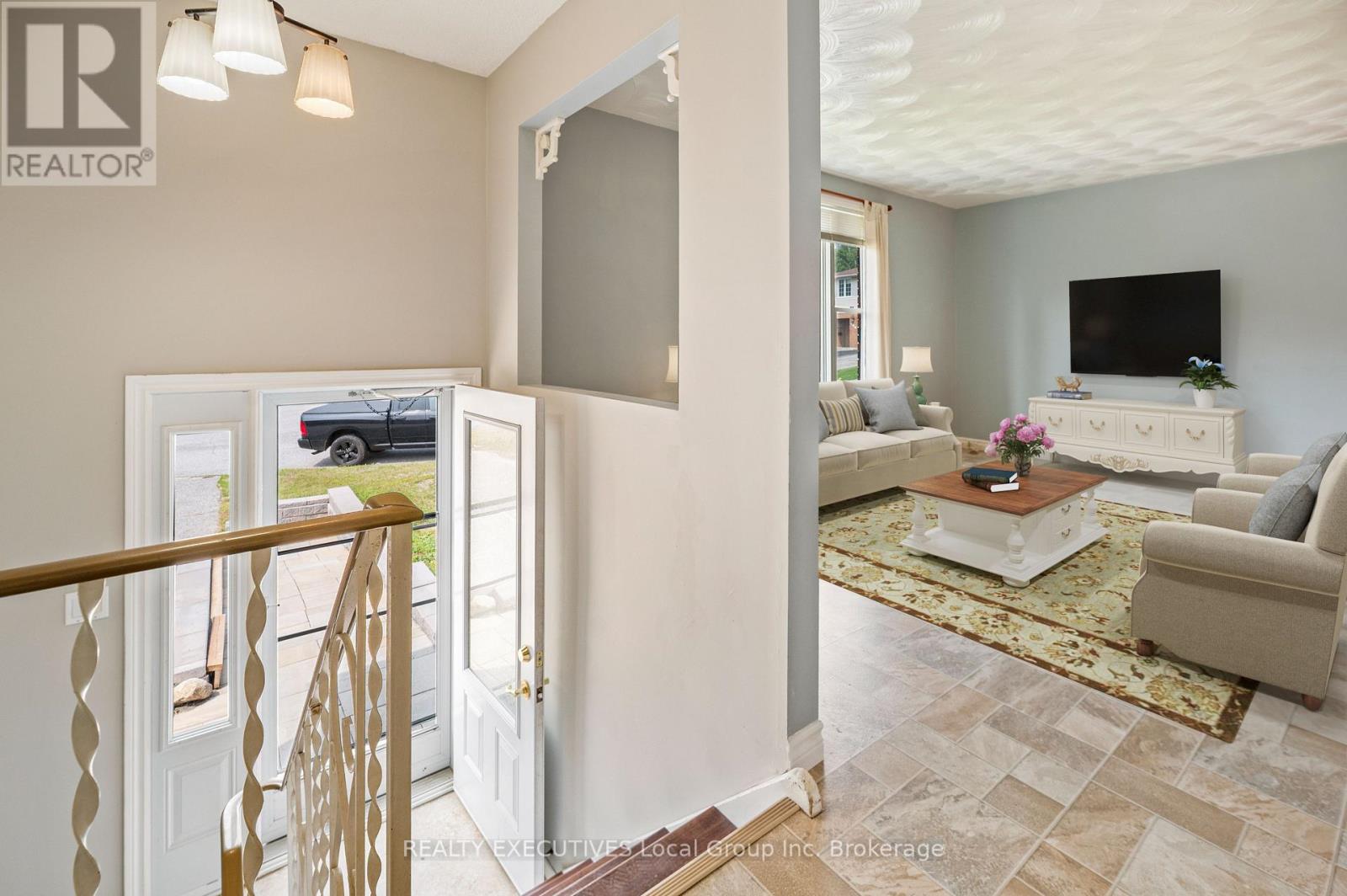 Property at 782 LAURENTIAN AVENUE E image 5