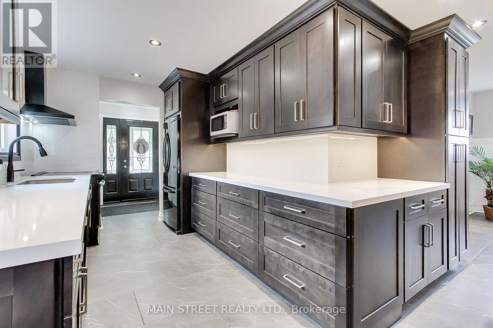 124 Lee Avenue, Bradford West Gwillimbury, Ontario  L3Z 1A9 - Photo 9 - N12341222