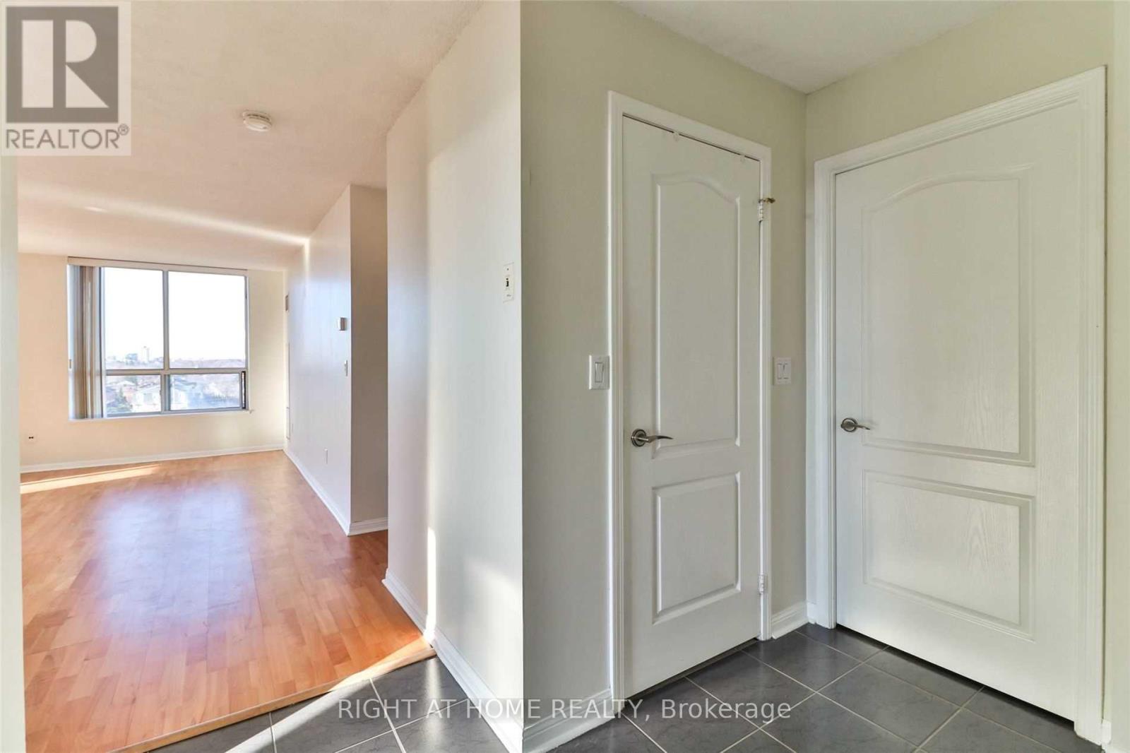 705 - 1140 Parkwest Place, Mississauga, Ontario  L5E 3K9 - Photo 7 - W12341142
