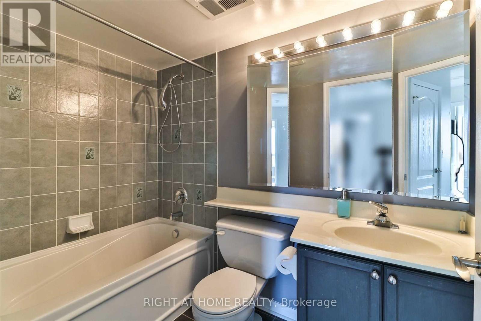 705 - 1140 Parkwest Place, Mississauga, Ontario  L5E 3K9 - Photo 8 - W12341142