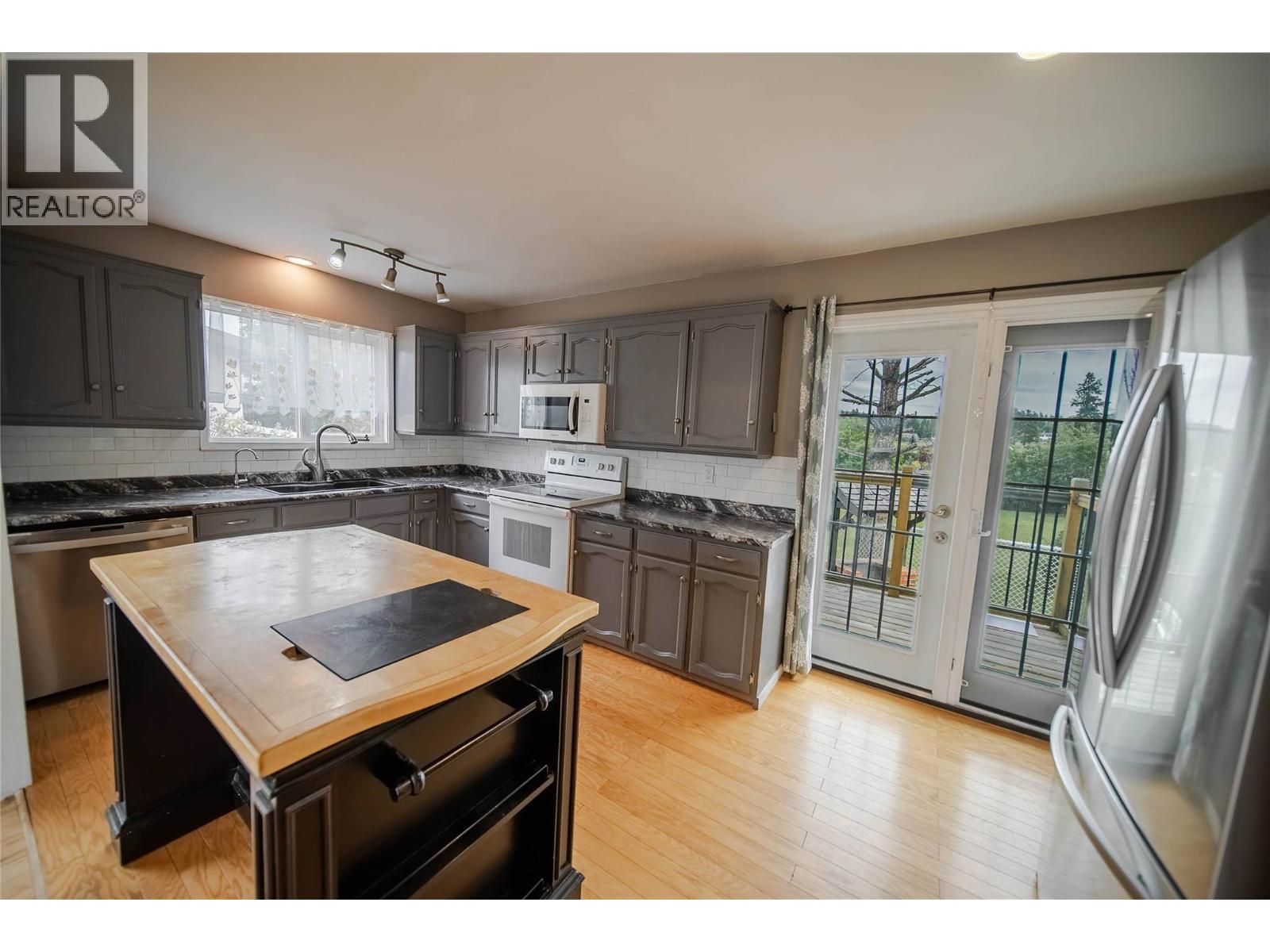 920 22nd Avenue S, Cranbrook, British Columbia  V1C 6Y7 - Photo 4 - 10359125