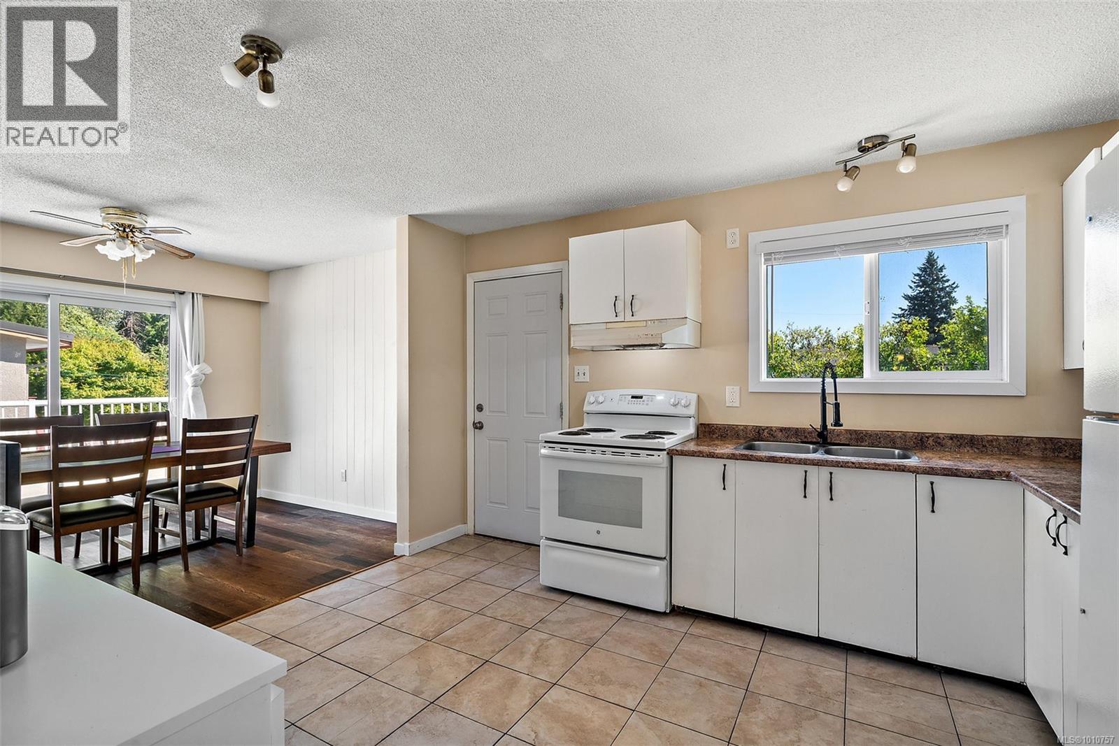 Property at 477 Hewgate St image 4