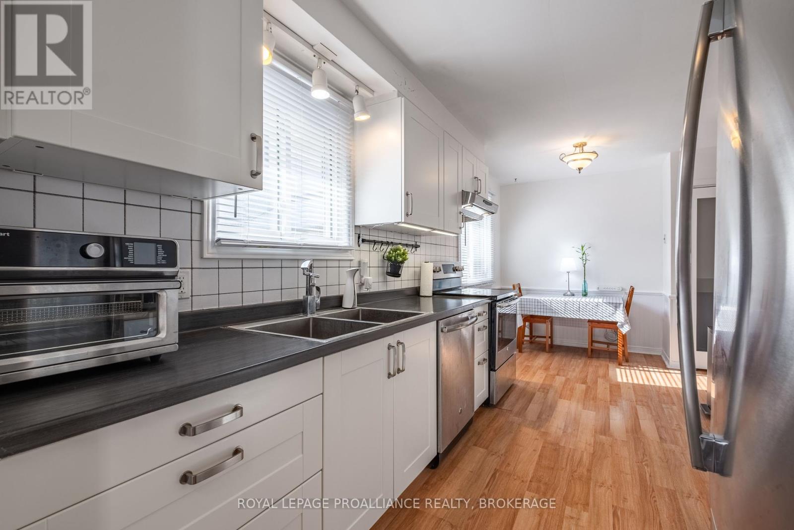 687 Harrow Place, Kingston, Ontario  K7M 5M1 - Photo 4 - X12341616