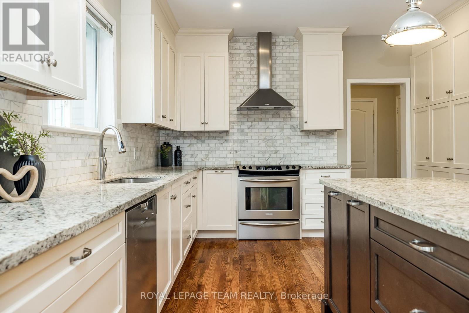 10 Beechgrove Gardens, Ottawa, Ontario  K2S 1W5 - Photo 11 - X12341642