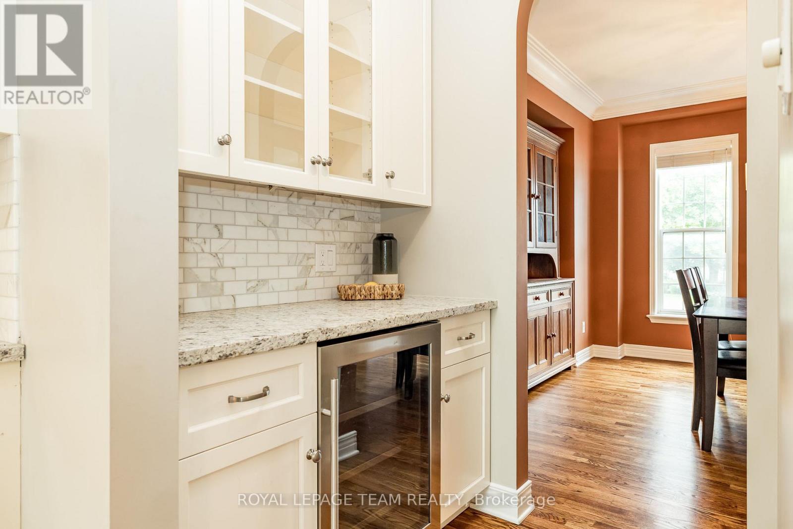 10 Beechgrove Gardens, Ottawa, Ontario  K2S 1W5 - Photo 15 - X12341642