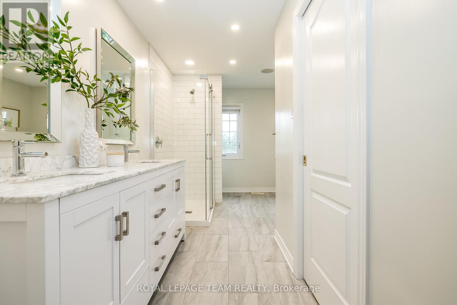 10 Beechgrove Gardens, Ottawa, Ontario  K2S 1W5 - Photo 21 - X12341642