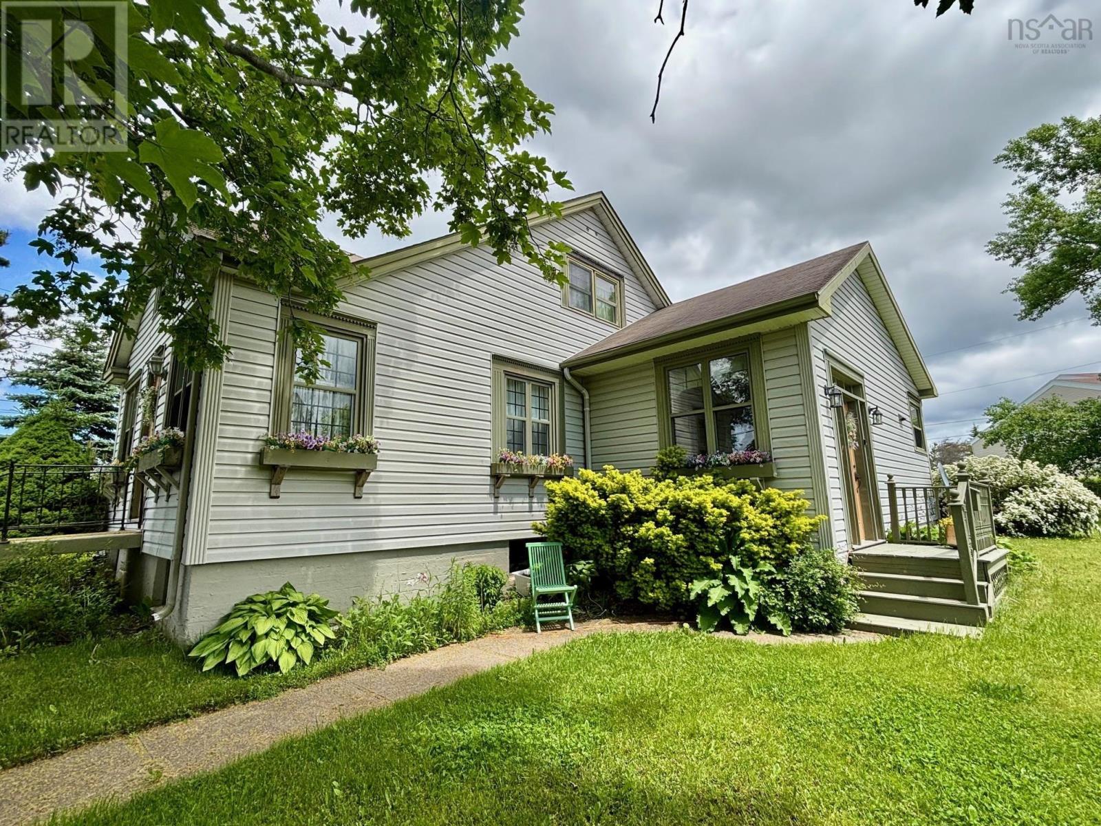 650 George Street, New Waterford, Nova Scotia  B1H 4E6 - Photo 2 - 202516358