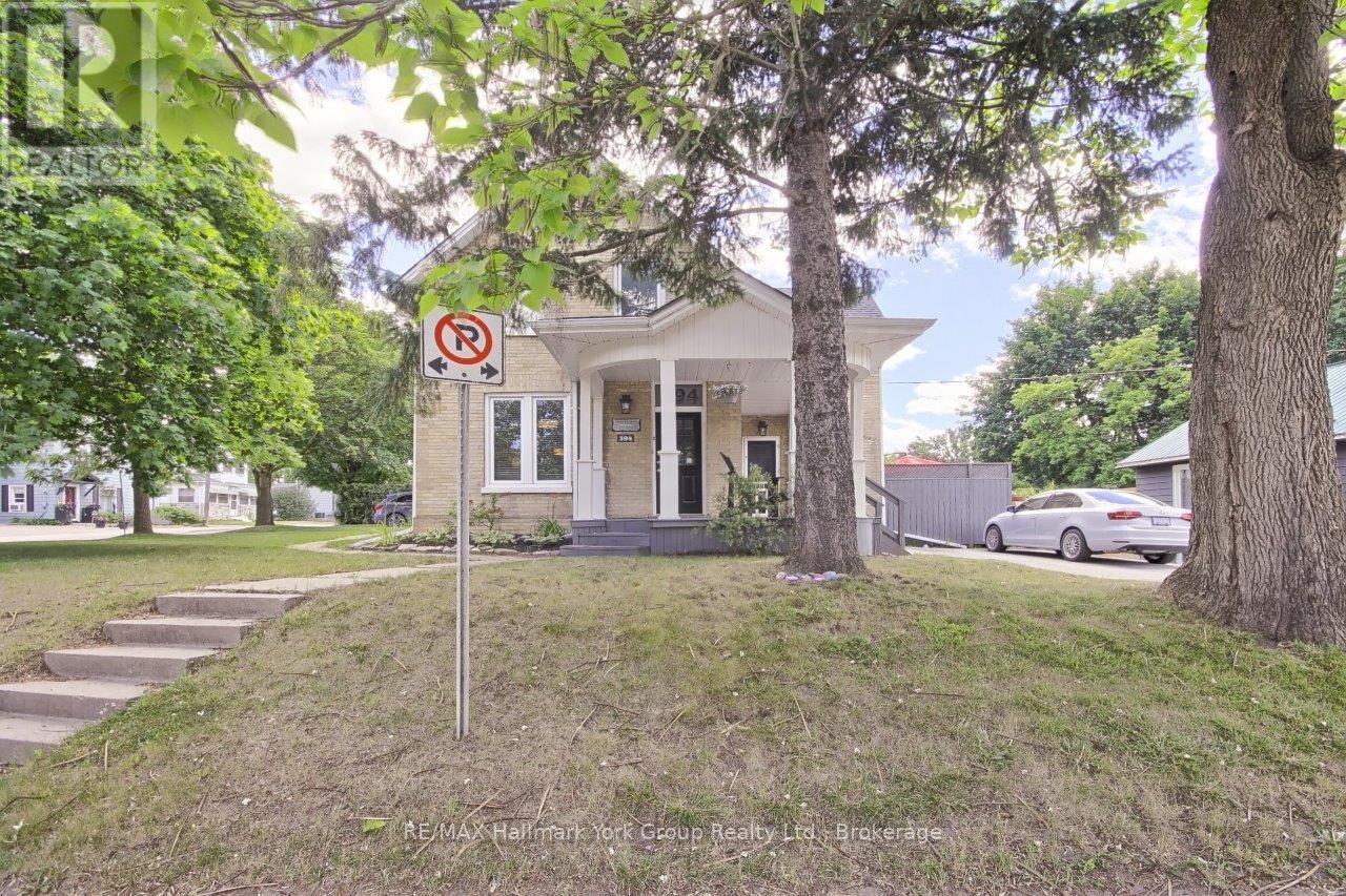 394 Eagle Street, Newmarket, Ontario  L3Y 1K4 - Photo 3 - N12332290
