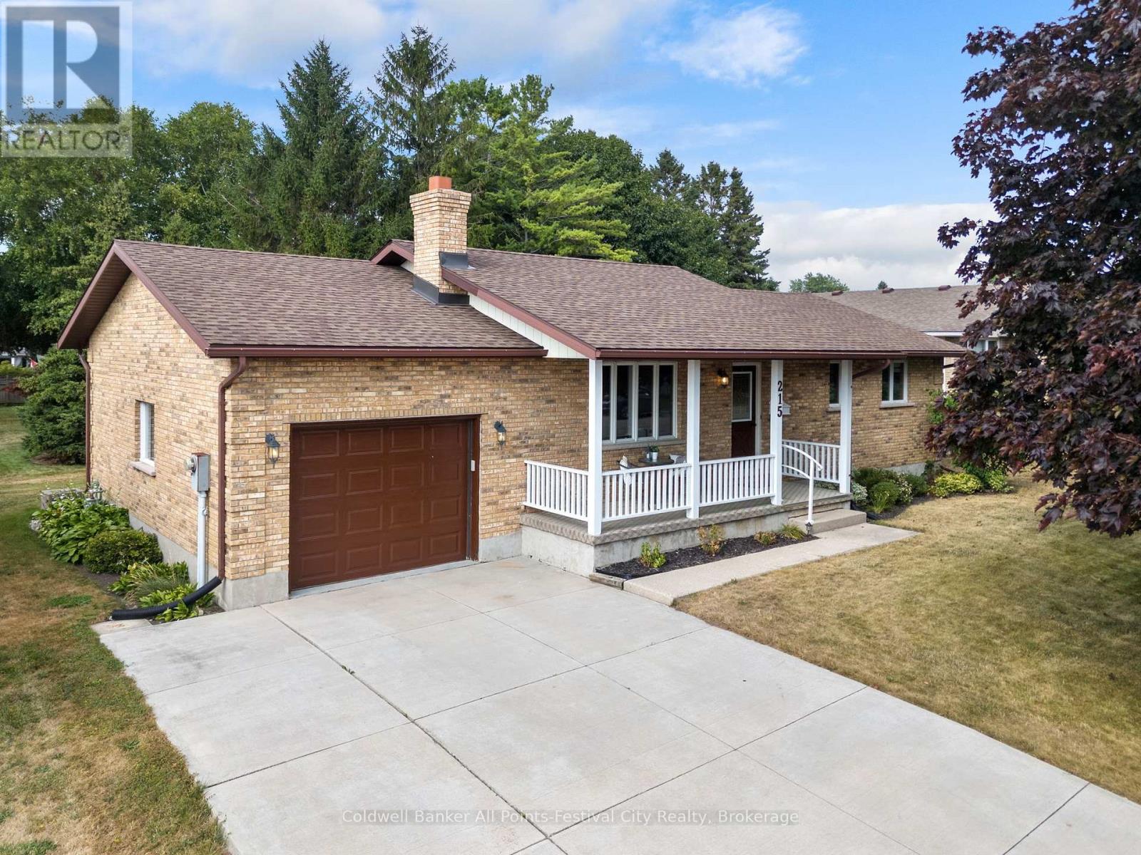 215 Bennett Street E, Goderich, Ontario  N7A 1A8 - Photo 2 - X12341704