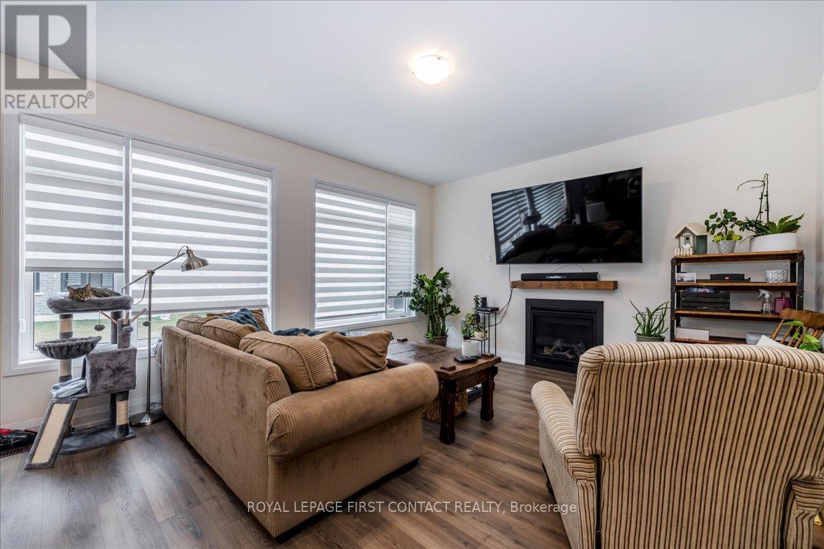 11 Calypso Avenue, Springwater (Midhurst), Ontario  L9X 2E1 - Photo 7 - S12341568