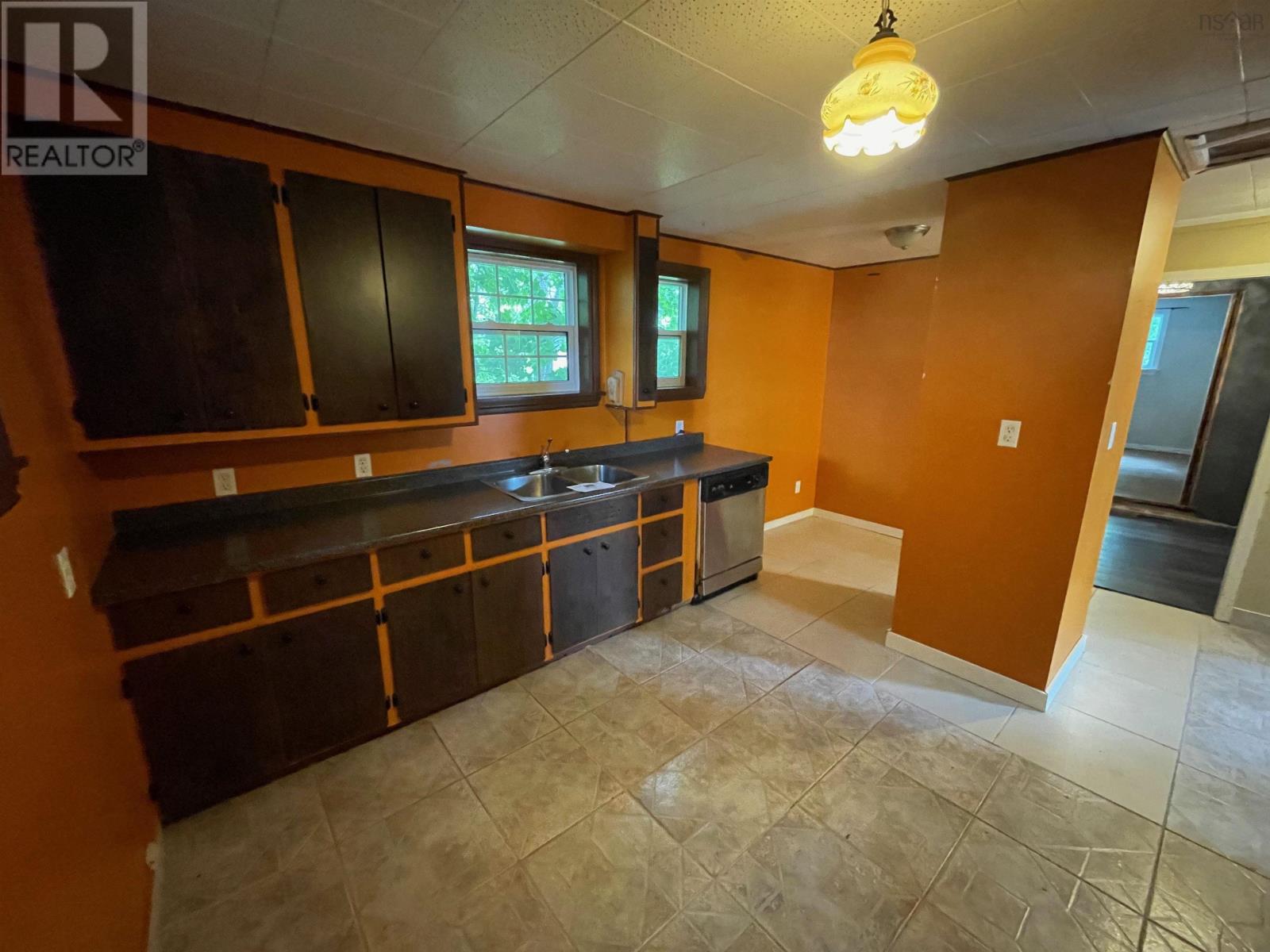 10 Spring Street, Sydney, Nova Scotia  B1P 3P2 - Photo 5 - 202520459
