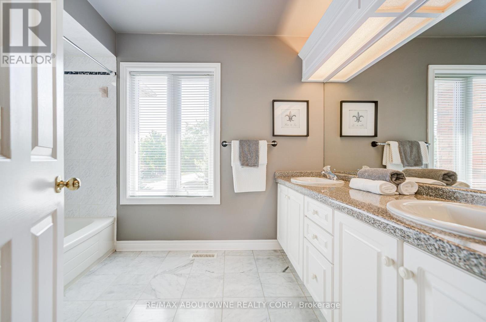 1471 The Links Drive, Oakville (Ga Glen Abbey), Ontario  L6M 2P2 - Photo 33 - W12341689