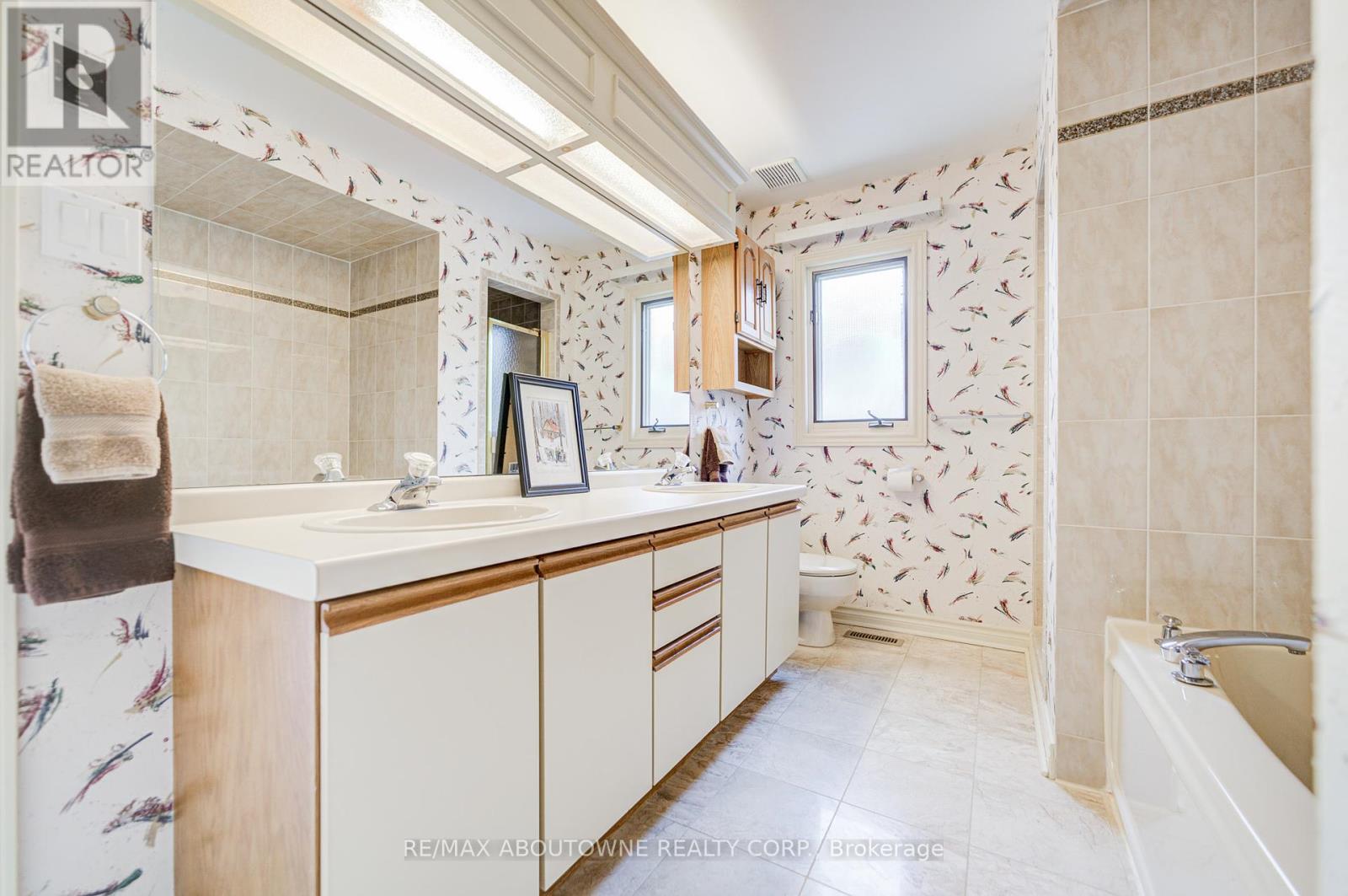 1471 The Links Drive, Oakville (Ga Glen Abbey), Ontario  L6M 2P2 - Photo 38 - W12341689