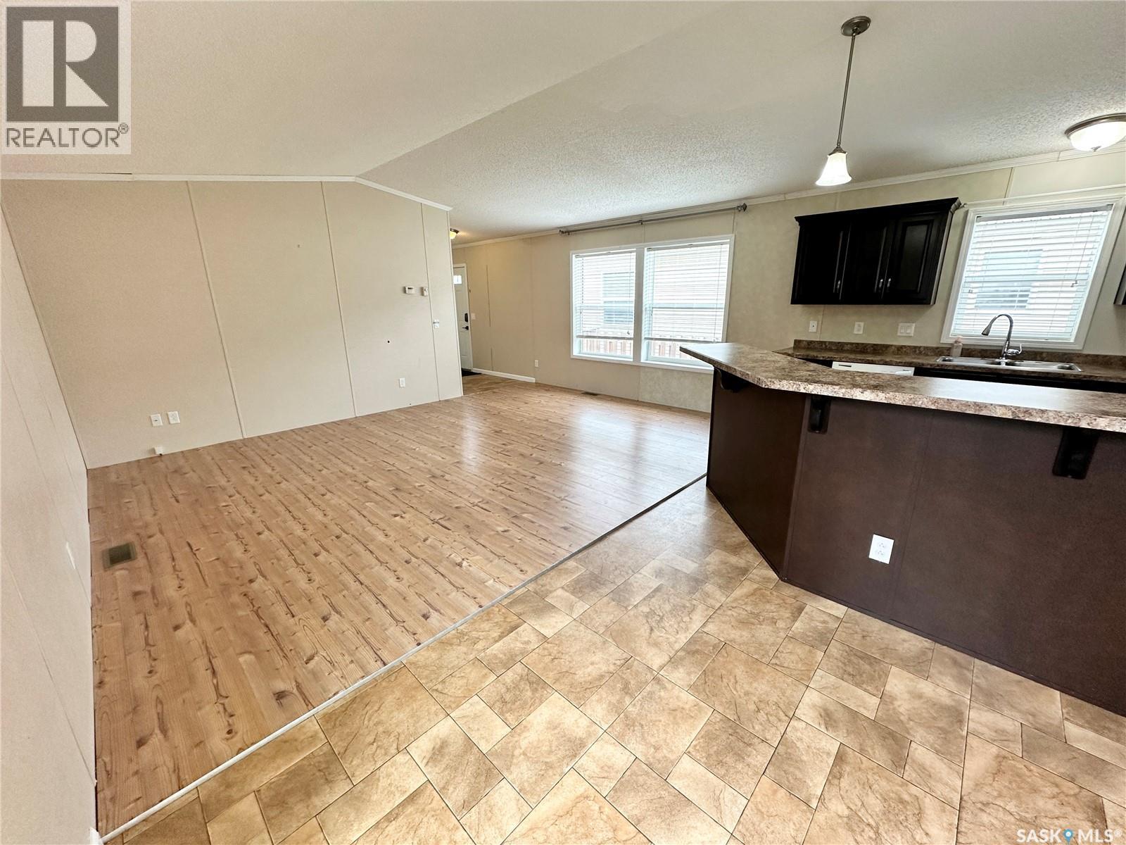 222 Brownlee Street, Weyburn, Saskatchewan  S4H 3P4 - Photo 10 - SK015503