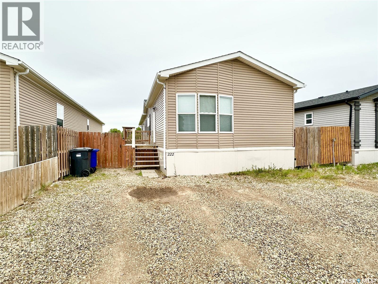 222 Brownlee Street, Weyburn, Saskatchewan  S4H 3P4 - Photo 2 - SK015503