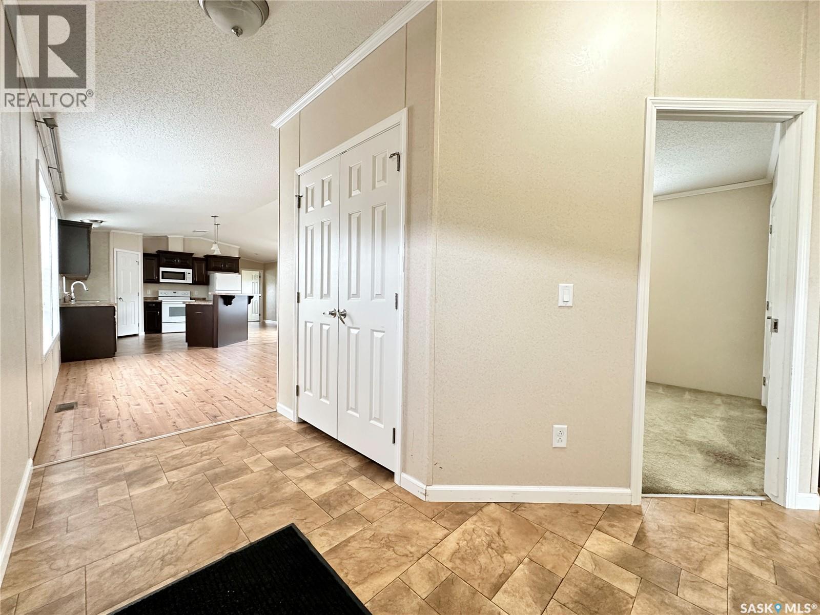 222 Brownlee Street, Weyburn, Saskatchewan  S4H 3P4 - Photo 4 - SK015503