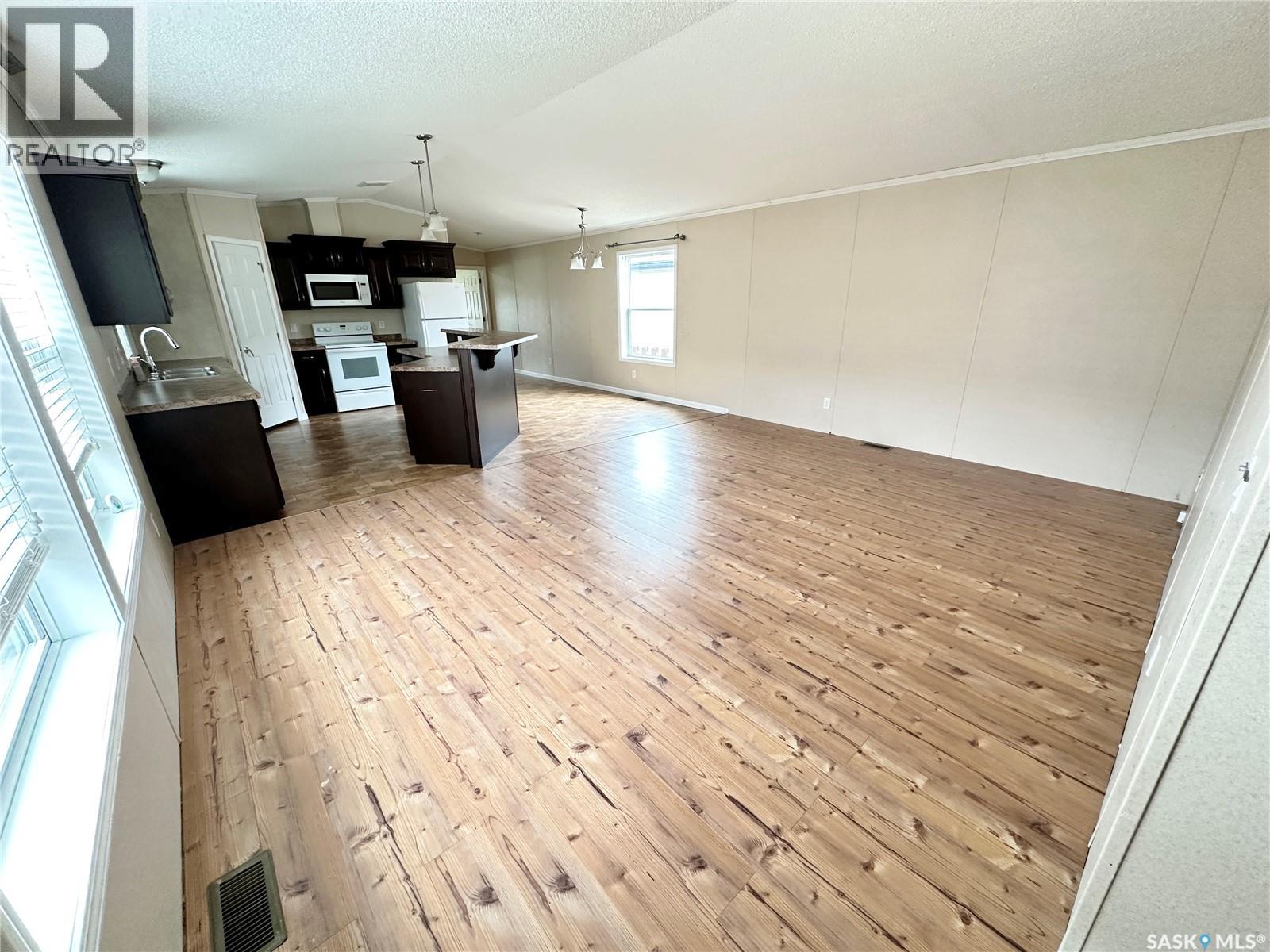 222 Brownlee Street, Weyburn, Saskatchewan  S4H 3P4 - Photo 6 - SK015503
